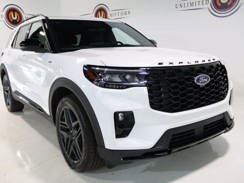 Used 2025 Ford Explorer ST-Line w/ Premium Package image 22