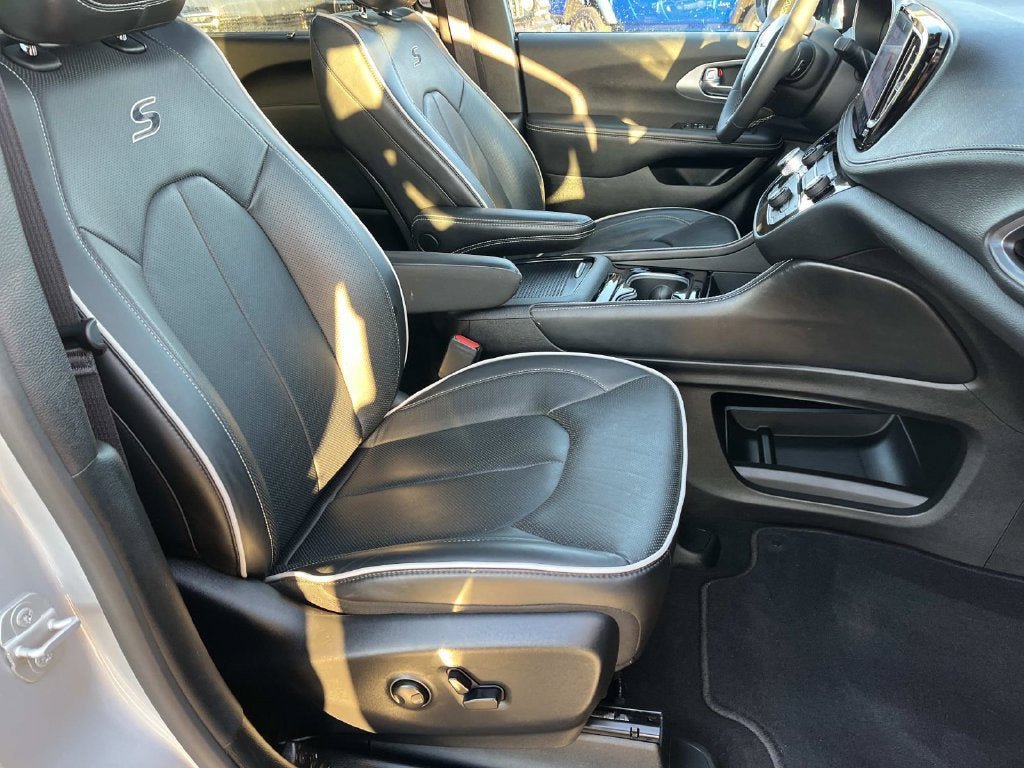 Used 2026 Chrysler Pacifica Limited w/ S Appearance Package FWD image 30