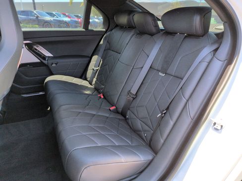 Used 2025 BMW i7 xDrive60 AWD/4WD image 31