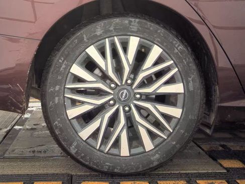 Used 2024 Nissan Altima 2.5 SV image 11