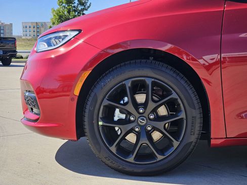 New 2026 Chrysler Pacifica Select w/ S Appearance Package image 11