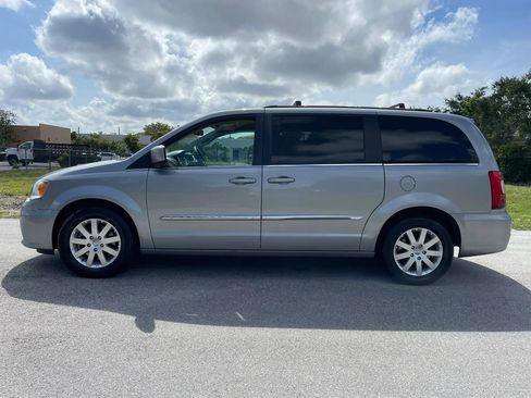Used 2014 Chrysler Town & Country Touring FWD image 7