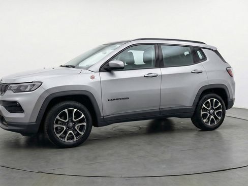 Used 2025 Jeep Compass Trailhawk w/ Trailer Tow Group AWD/4WD image 2