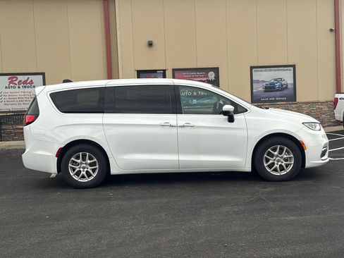 Used 2023 Chrysler Pacifica Touring-L FWD image 18