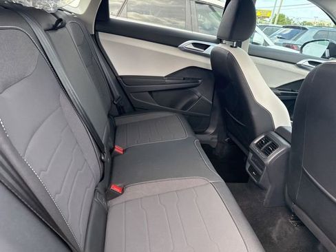 Used 2025 Volkswagen Taos SE w/ Panoramic Sunroof Package image 11