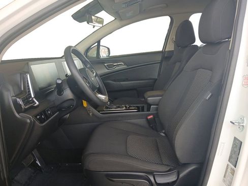 Used 2024 Kia Sportage LX image 9