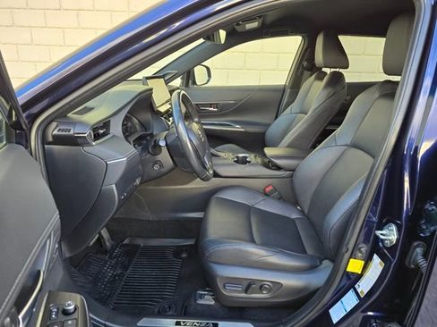 Used 2022 Toyota Venza XLE image 18