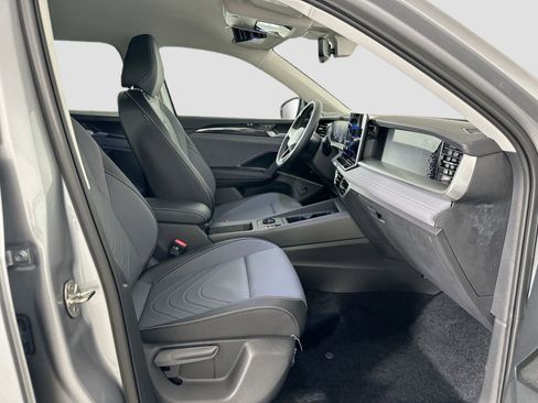 Certified 2025 Volkswagen Tiguan SE image 23