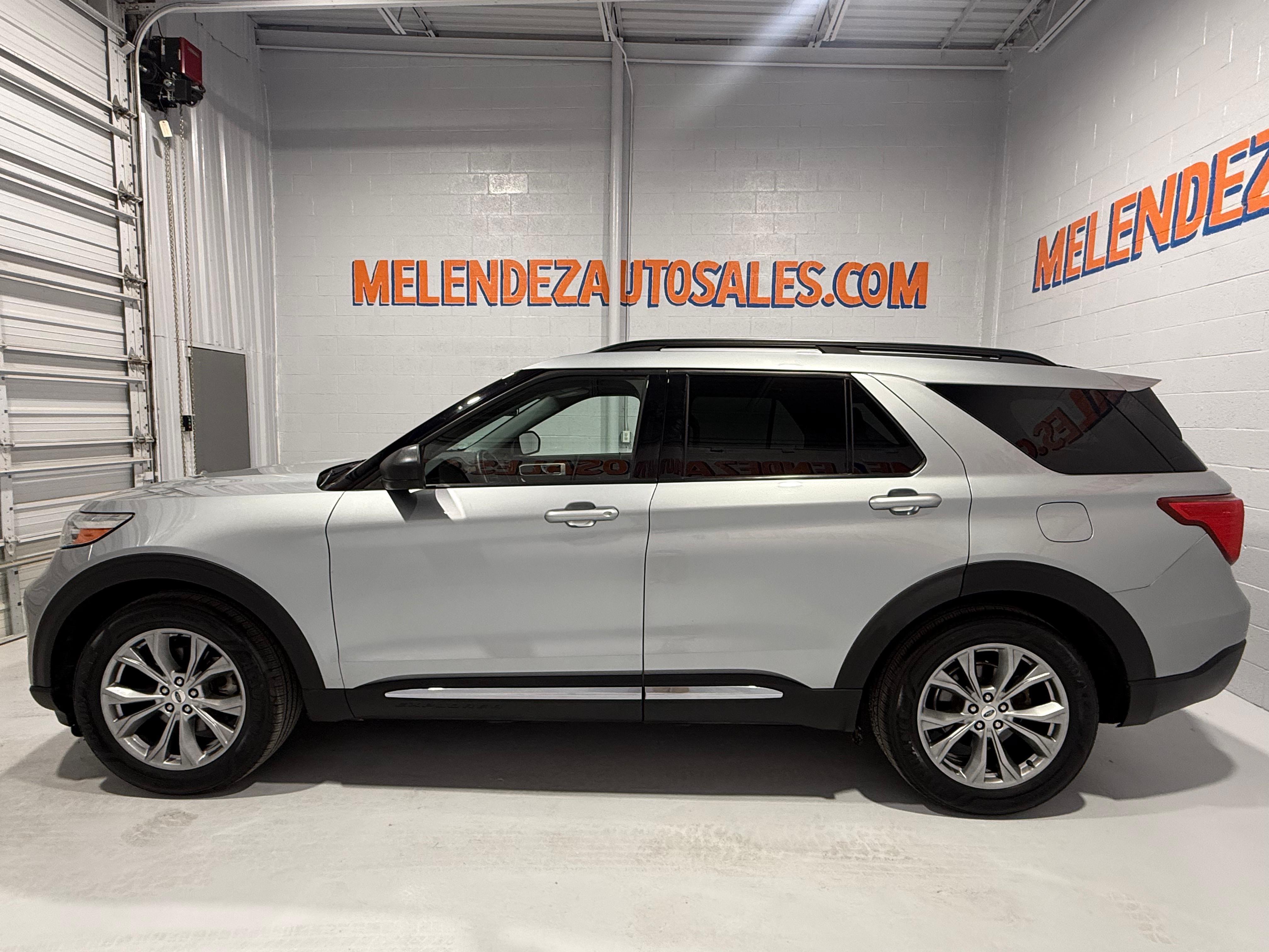 Used 2022 Ford Explorer XLT w/ Equipment Group 202A RWD image 2
