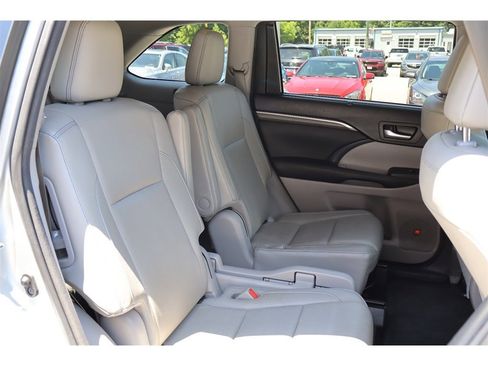 Used 2017 Toyota Highlander FWD V6 image 23