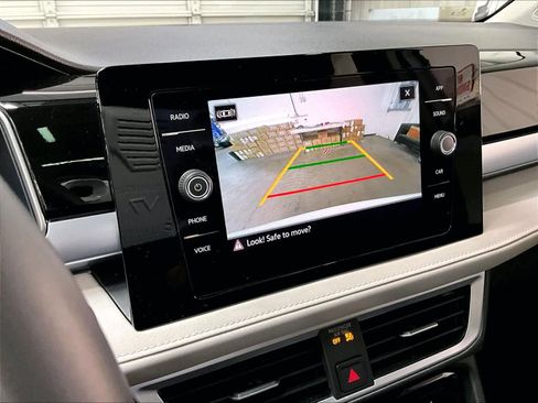 Used 2025 Volkswagen Taos SE w/ Panoramic Sunroof Package image 23