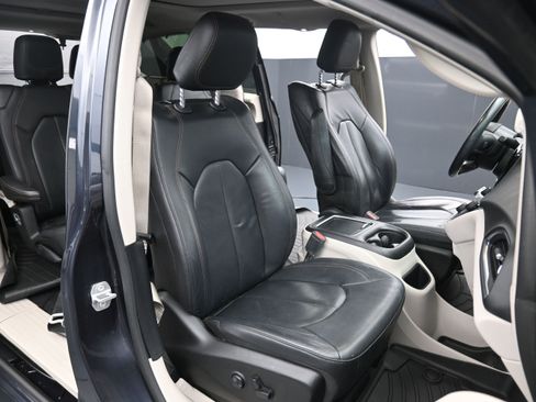 Used 2019 Chrysler Pacifica Touring-L Plus w/ Advanced Safetytec Group FWD image 26