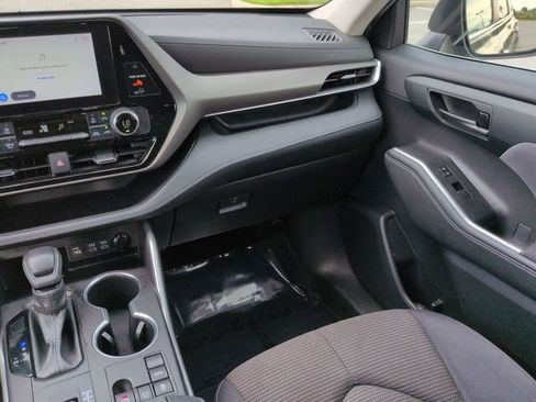 Used 2023 Toyota Highlander L FWD image 17