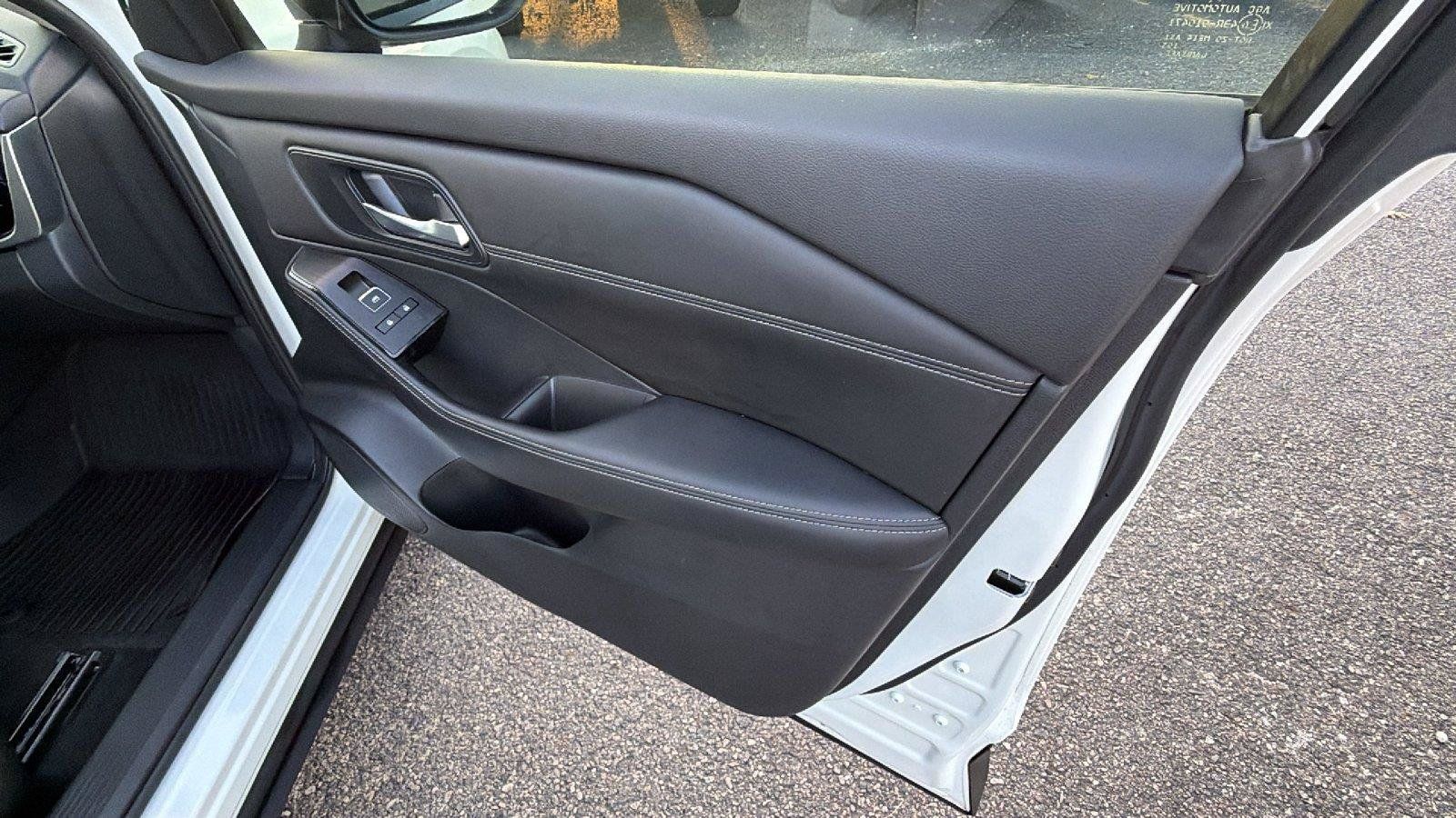 Used 2025 Nissan Rogue SL w/ SL Premium Package FWD image 19