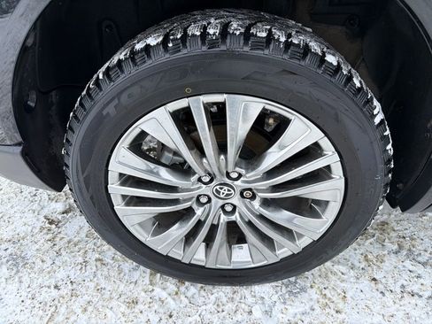 Used 2024 Toyota Venza XLE image 17