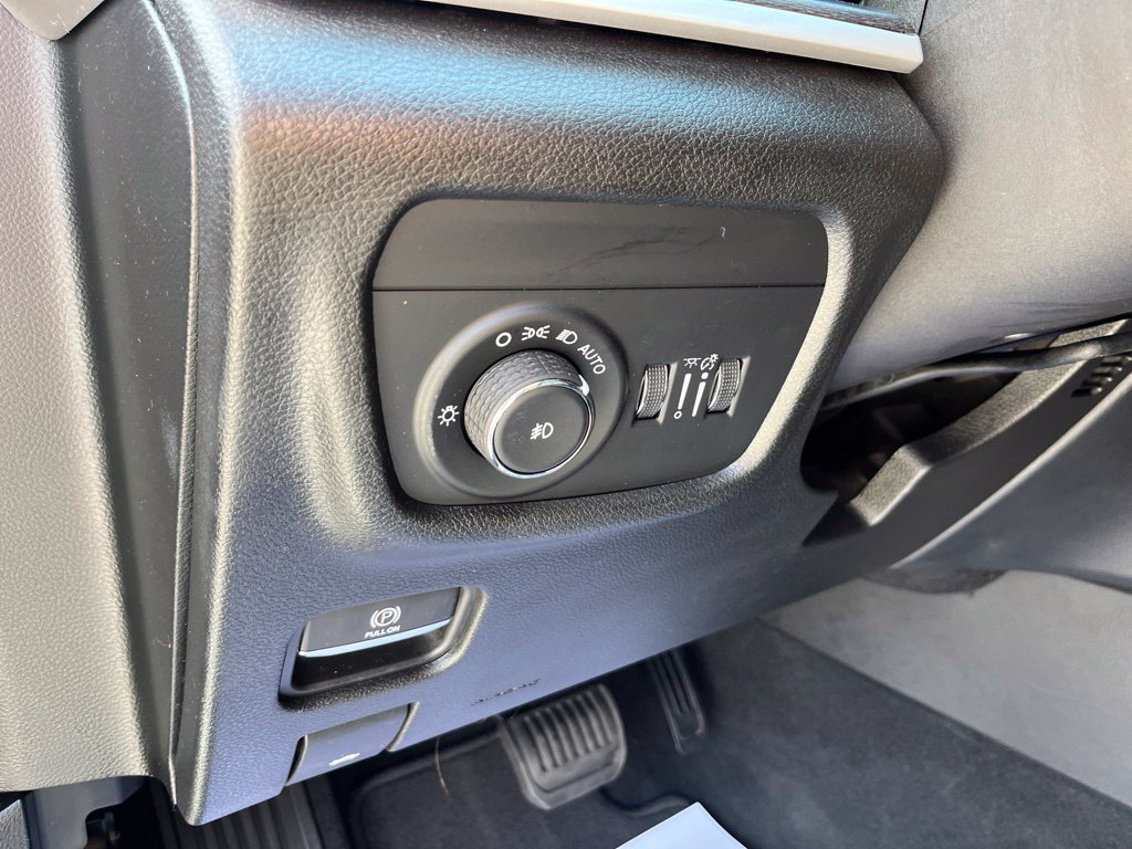 Used 2023 Jeep Grand Cherokee Limited AWD/4WD image 7