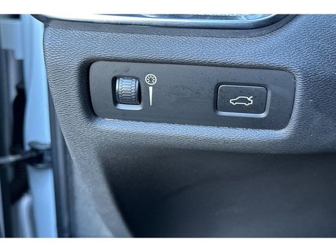 Used 2020 Volvo V60 T6 R-Design image 31