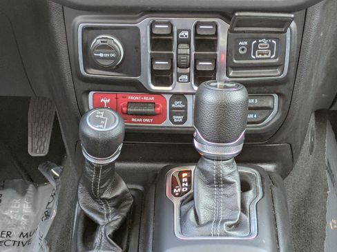 Used 2025 Jeep Wrangler Unlimited Rubicon w/ Convenience Group AWD/4WD image 18