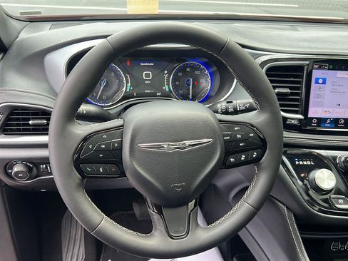 Used 2025 Chrysler Pacifica Limited FWD image 11