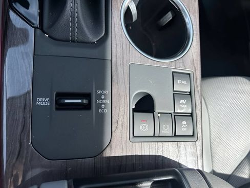 Used 2025 Toyota Highlander Platinum AWD/4WD image 29
