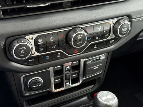 Used 2025 Jeep Wrangler Unlimited Sahara AWD/4WD image 27