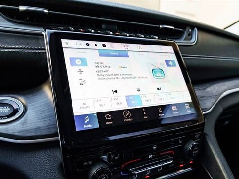 Used 2023 Jeep Grand Cherokee Limited image 17