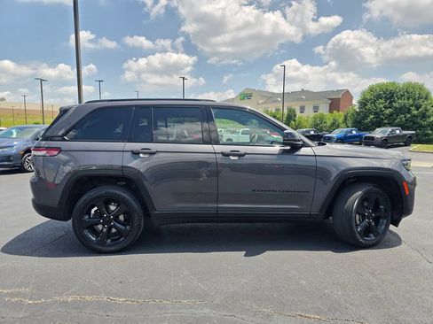 Used 2024 Jeep Grand Cherokee Altitude AWD/4WD image 9