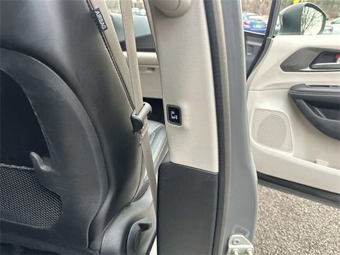 Certified 2023 Chrysler Pacifica Touring-L image 13