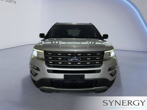 Used 2016 Ford Explorer XLT w/ Equipment Group 202A FWD image 2