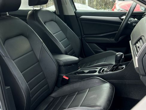 Used 2021 Volkswagen Jetta SE w/ SE Cold Weather Package image 11