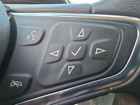 Used 2017 Chevrolet Malibu LT image 17