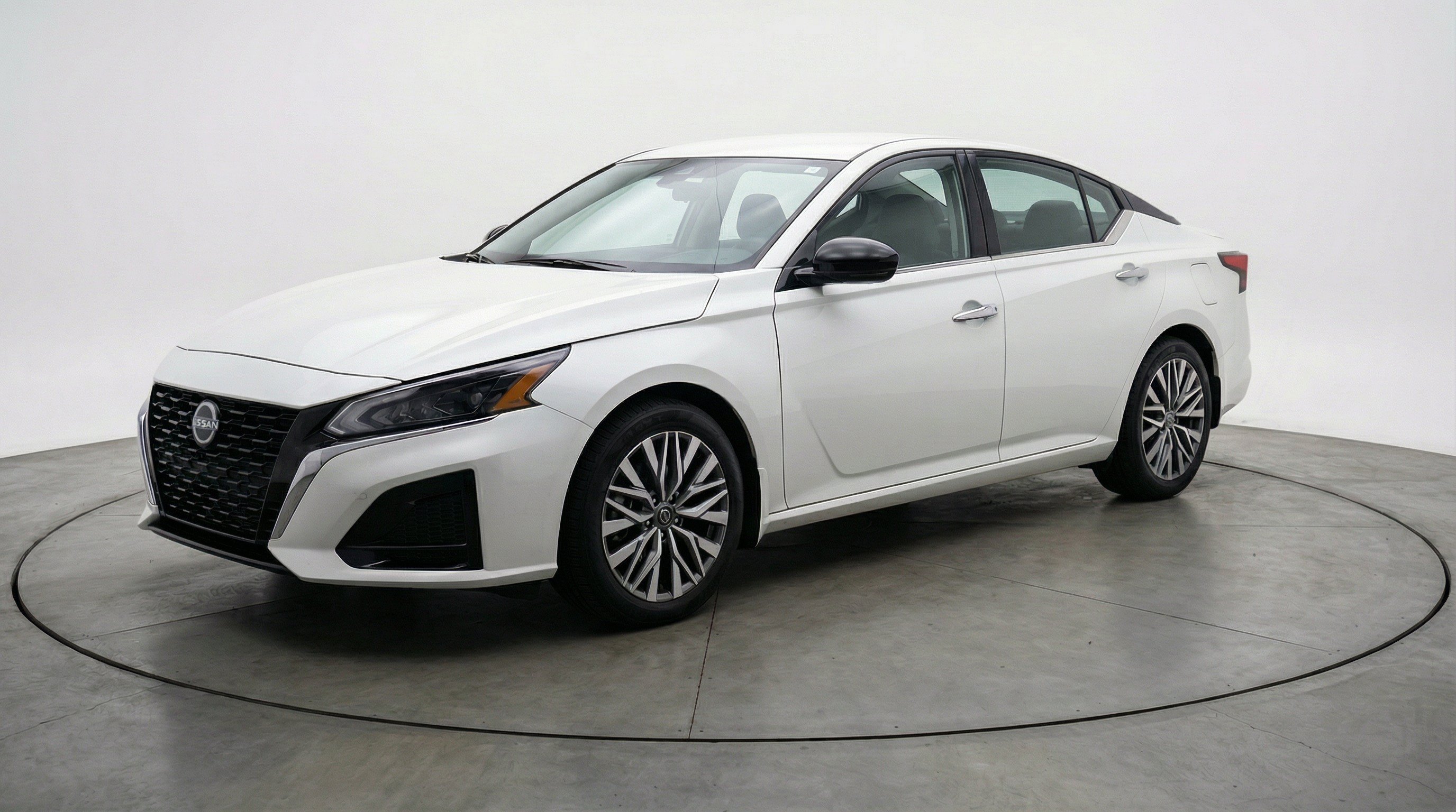Used 2025 Nissan Altima 2.5 SV FWD image 3
