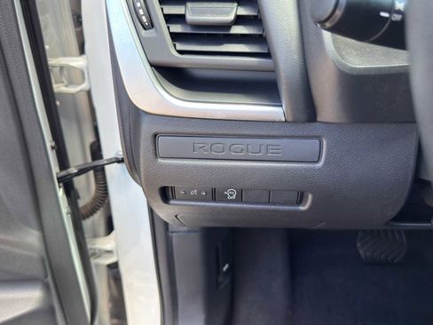Used 2024 Nissan Rogue S FWD image 22