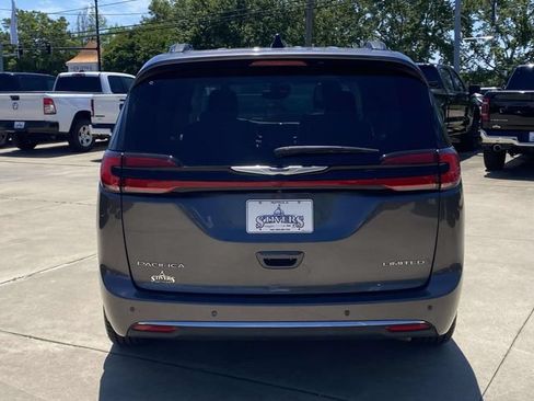 Used 2023 Chrysler Pacifica Limited FWD image 6