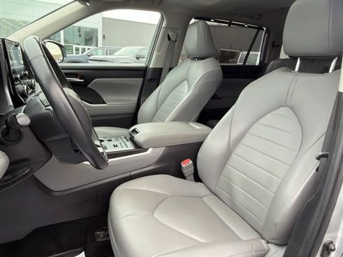 Used 2021 Toyota Highlander XLE AWD/4WD image 15