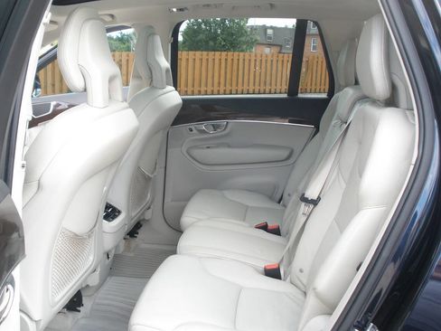 Used 2016 Volvo XC90 T6 Momentum w/ Momentum Plus Package AWD/4WD image 27