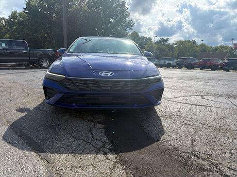 Used 2025 Hyundai Elantra Limited FWD image 9