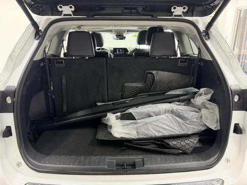 Used 2024 Toyota Highlander XLE image 10