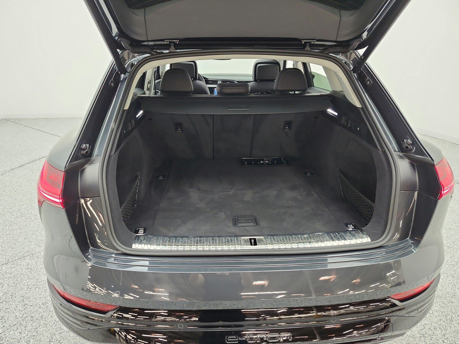 Used 2024 Audi Q8 e-tron Premium AWD/4WD image 21