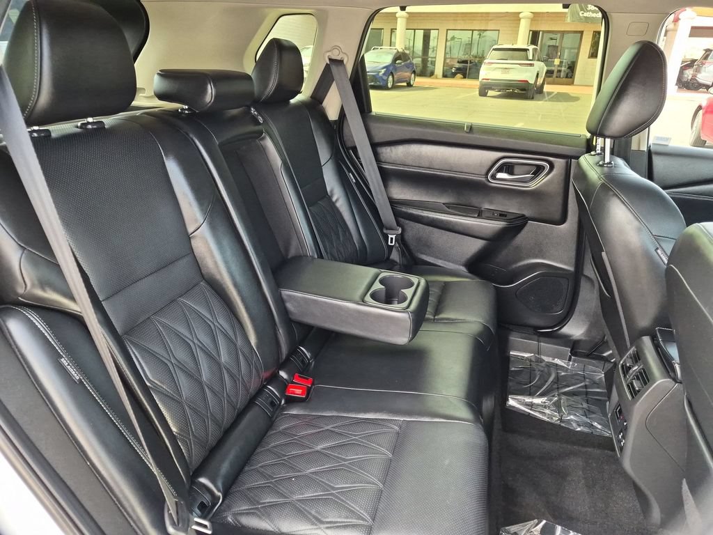 Used 2024 Nissan Rogue Platinum AWD/4WD image 16