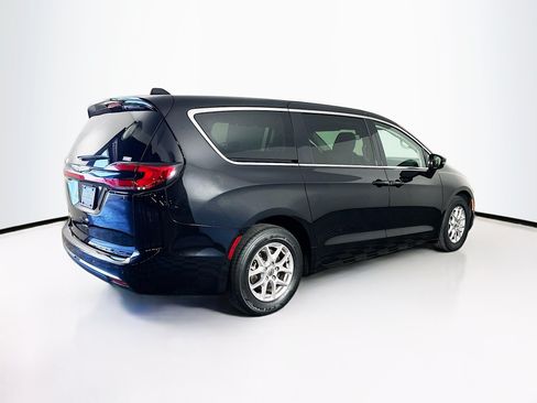 Used 2024 Chrysler Pacifica Touring-L FWD image 9
