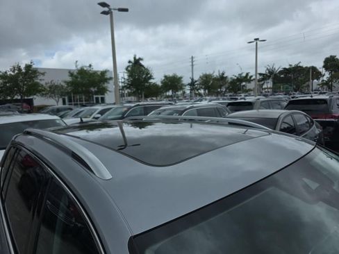 Used 2023 Volkswagen Tiguan SE w/ Panoramic Sunroof Package image 9