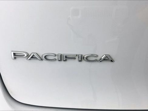 Used 2023 Chrysler Pacifica Limited FWD image 17