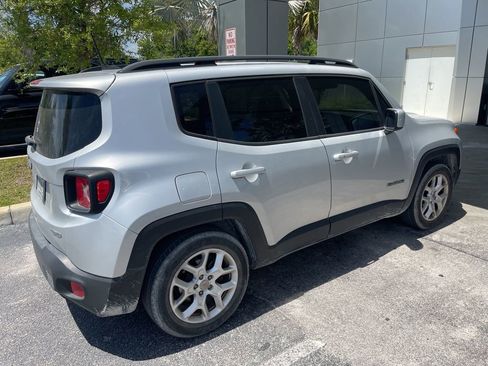 Used 2018 Jeep Renegade Latitude image 3