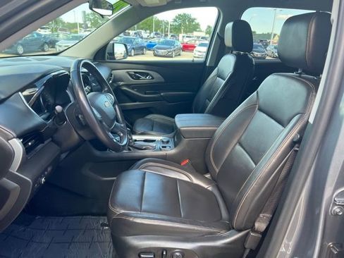 Used 2021 Chevrolet Traverse LT image 3