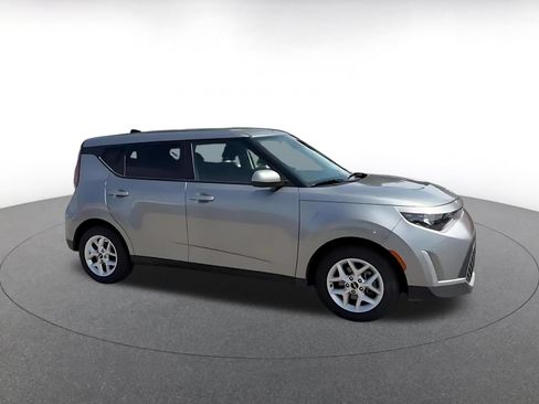 Used 2025 Kia Soul LX w/ LX Technology Package FWD image 2