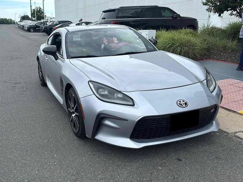 Used 2023 Toyota GR86 RWD image 3