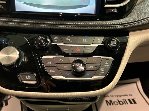 Used 2024 Chrysler Pacifica Touring-L image 19