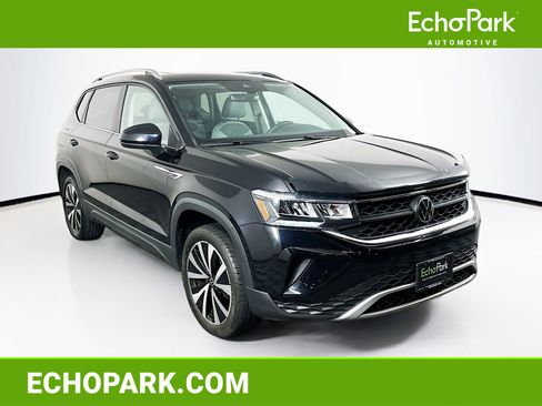 Used 2023 Volkswagen Taos SE w/ Panoramic Sunroof Package FWD image 1