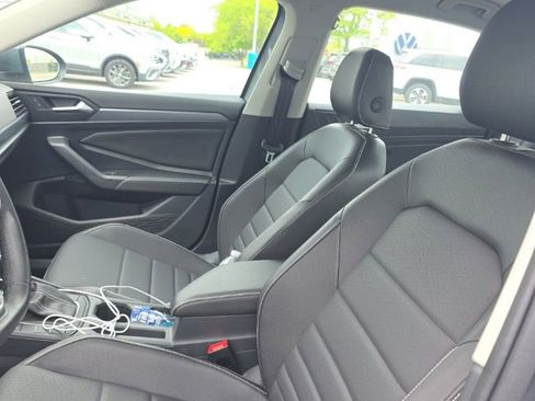 Used 2024 Volkswagen Jetta SE FWD image 4